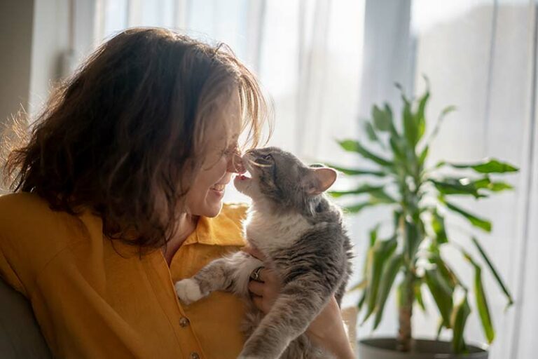 Imagem mulher com seu gato - cremação individual