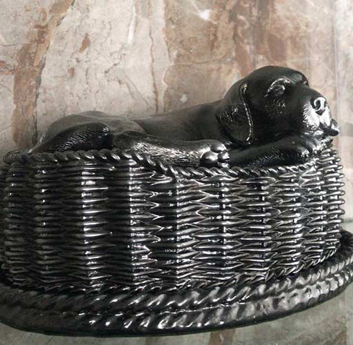 Urna cachorro na cesta tonalidade prata